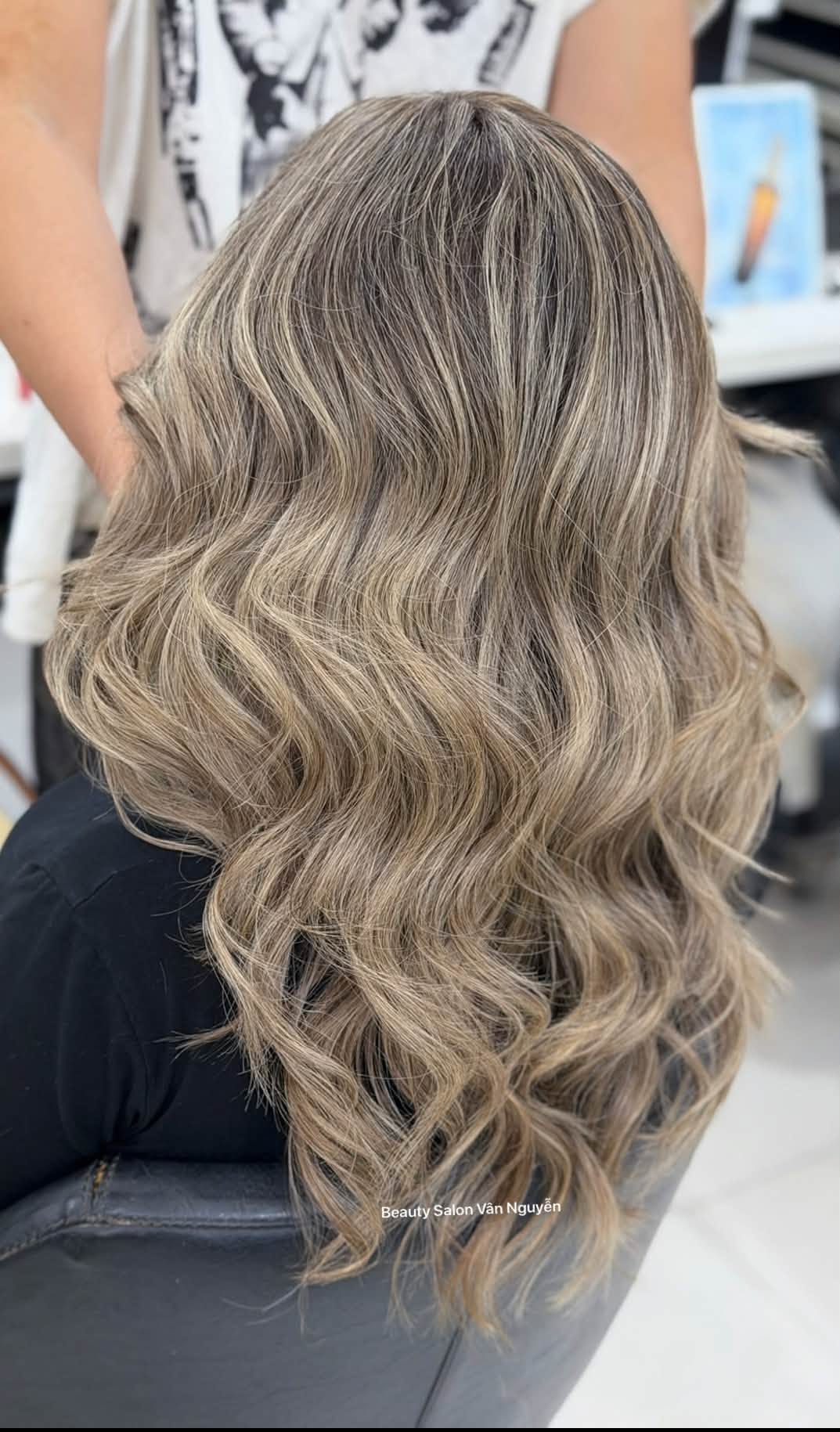 Mái tóc dài gợn sóng tông nâu tro sáng thực hiện tại Beauty Salon Vân Nguyễn