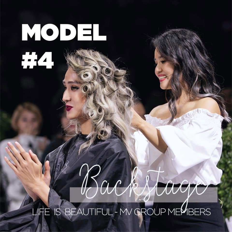 Master Vân Nguyễn tạo kiểu tóc xoăn cho người mẫu trên sân khấu Davines Hair Show 2019